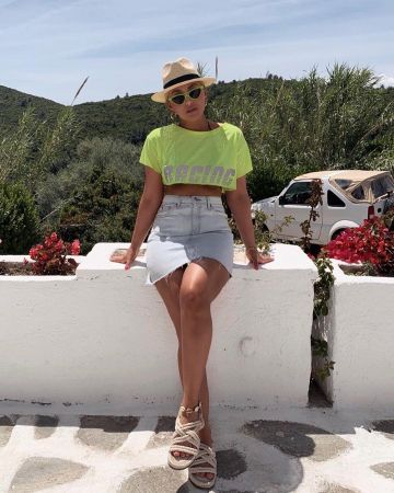 Camiseta de playa con estampado verde reflectante 'Racing' usada por Hannah Whiting en la cuenta de Instagram @imhannahwhiting