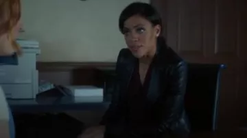 Theory Black Bristol peplum jacket usada por Karen Hunt (Alvina August) en Nancy Drew Temporada 1 Episodio 1