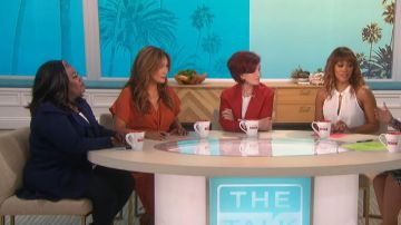 Vestido MIDI ASOS Twist con manga de kimono usado por Carrie Ann Inaba en The Talk 9 de octubre de 2019