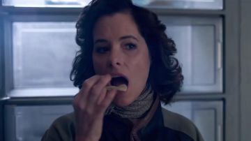 Silk scarfs worn by Dr. Smith (Parker Posey) in Lost in Space (S02)