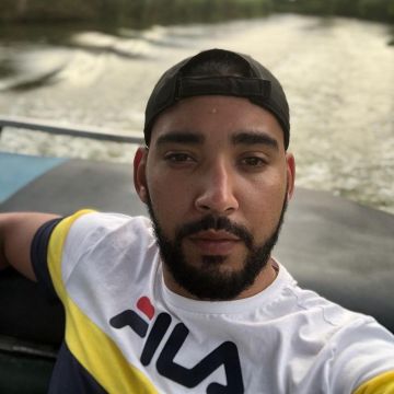 Le t-shirt Fila Fils blanc jaune et bleu porté par Karim de D.T.F sur le compte Instagram de @dtf.94