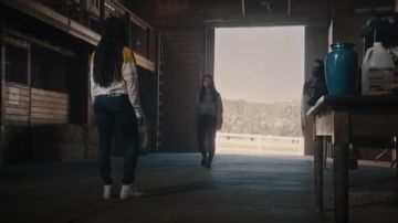 Reebok Freestyle Hi blanco usado por Peri Boudreaux (Adriyan Rae) en Light as a Feather Temporada 2 Episodio 16
