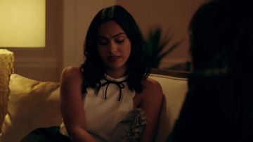 Haut blanc festonné tour de cou avec un ruban noir porté par Veronica Lodge (Camila Mendes) à Riverdale Saison 4