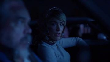 White turtleneck long sleeve sweatshirt worn by Doris Dearie (Abigail Spencer) in Reprisal (S01)