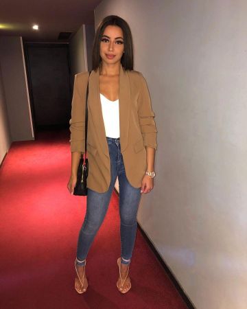 Le jean clair sur le compte Instagram de @dounia.amel