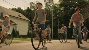 Pink And Green Parasite hand shirt worn by Richie (Finn Wolfhard) in IT: Chapter Two