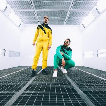 La chaqueta de chándal Reebok verde y negra que usó Karim de D.T.F en la cuenta de Instagram de @dtf.94