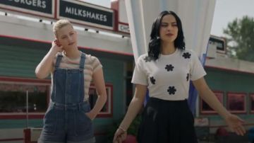 Floral blanc T-shirt porté par Veronica Lodge (Camila Mendes) dans Diva Saison 4 Episode 1