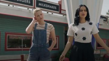 Bleu Denim Combinaisons portées par Betty Cooper (Lili Reinhart) dans Diva Saison 4 Episode 1