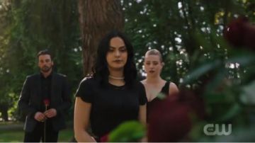 Noir Robe Patineuse porté par Veronica Lodge (Camila Mendes) dans Diva Saison 4 Episode 1