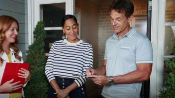 J de la Marque Natasha Sauvage Jeans portés par arc-en-ciel Johnson (Tracee Ellis Ross), en black-ish Saison 6 Épisode 3