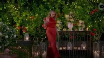 Alexis Red Sanay halterneck mono de satén usado por Angie Kent en The Bachelorette Temporada 5 Episodio 2