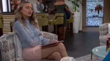 Ted baker Bleu Floral Dentelle Chemisier porté par Abby Newman (Melissa Ordway) chez Les Jeunes et les Agités du 9 octobre 2019