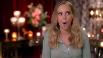 Camisa Polo Verde zara con hilo metálico usada por Angie Kent en The Bachelorette Temporada 5 Episodio 2