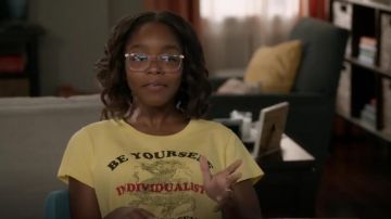 Pam & Gela Logo Jaune Crop Tee porté par Diane Johnson (Marsai Martin), en black-ish Saison 6 Épisode 3