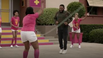 Blanc Hommes Camo Diagonale Flèches à Manches Longues T-Shirt porté par Andre "Dre' Johnson (Anthony Anderson), en black-ish Saison 6 Épisode 3