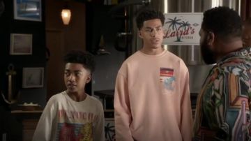 Camp de Haute Matt McCormick Graphique Crewneck Sweat-shirt porté par Andre Johnson, Jr (Marcus Scribner), en black-ish Saison 6 Épisode 3