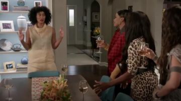 La Ligne Mora Organza de Soie Cowlneck Haut porté par arc-en-ciel Johnson (Tracee Ellis Ross), en black-ish Saison 6 Épisode 3