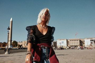 La veste rouge à carreaux Stradivarius de Noholita sur le compte Instagram de @noholita