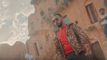 La chaqueta corta encerada marrón con manchas blancas usada por RKM del clip Veni Qui de DTF