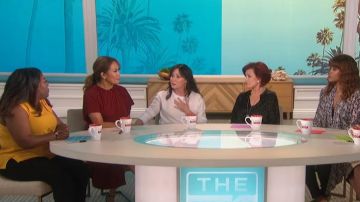Vince Dot Print Liste blouse en soie porté par Sharon Osbourne sur Le Talk 10 octobre 2019