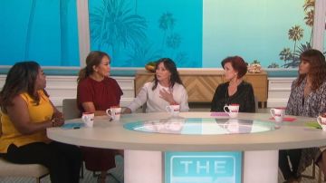 Yigal Azrouelv froncé asymétrique en jersey maxi robe portée par Carrie Ann Inaba sur Le Talk 10 octobre 2019
