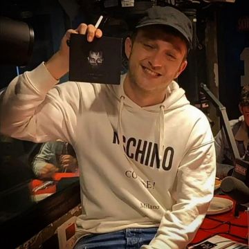 MOSCHINO sweat à capuche à logo imprimé porté par VALD sur le compte Instagram de @valdsullyvan