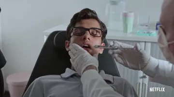 Anteojos Ray Ban usados por Vrund Rao en The Unlisted