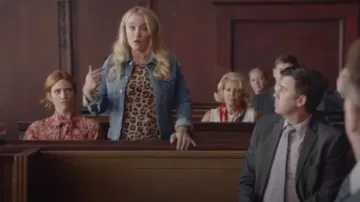 N:Philanthropy Leopard Tee usado por Roxy Doyle (Emily Osment) en Almost Family Temporada 1 Episodio 2