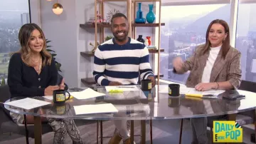 Sandro Stripe Crew Neck Sweater usado por Justin Sylvester en E! Noticias octubre 11, 2019