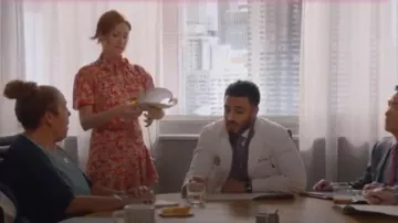 Sandro Red Lane Paisley Mini Vestido usado por Julia Bechley (Brittany Snow) en Almost Family Temporada 1 Episodio 2