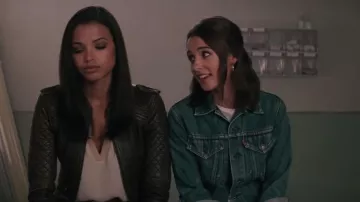 Chaqueta vaquera usada por Elena Houghlin (Naomi Scott) en Los ángeles de Charlie