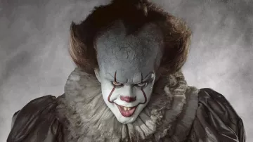 The clown mask of Gripsou (Bill Skarsgård) in It : Chapter 2