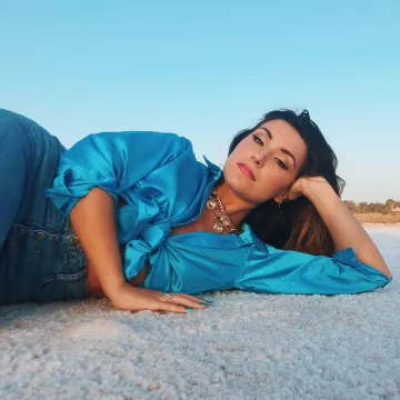 La blouse bleue en satin de Adrianne sur le compte Instagram de @adriannetrends