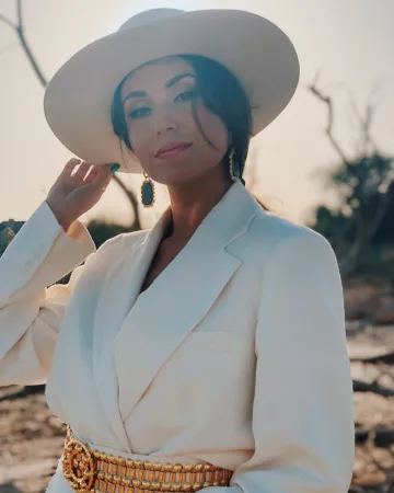 Les boucles d'oreilles avec pierre verte de Adrianne sur le compte Instagram de @adriannetrends