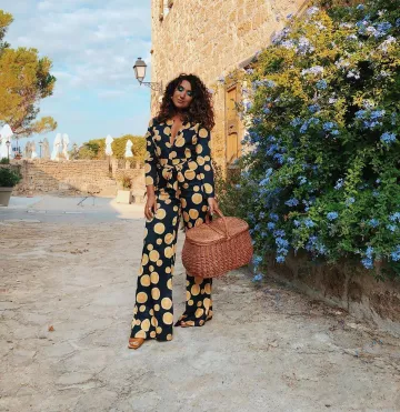 La combinaison imprimés noires avec oranges de Adrianne sur le compte Instagram de @adriannetrends