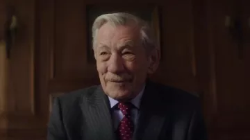 The red tie with polka dots of Roy Courtnay (Ian McKellen) in The Art of the lie