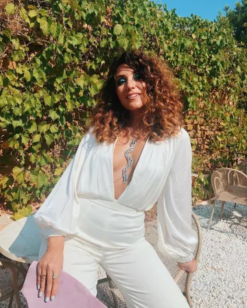 Le collier serpent de Adrianne sur le compte Instagram de @adriannetrends