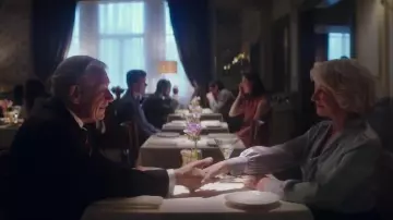 The blouse of Betty McLeish (Helen Mirren) in The Art of the lie