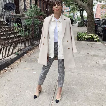 The shoes are beige with black tips worn by Violet on the account Instagram of @violette_fr 