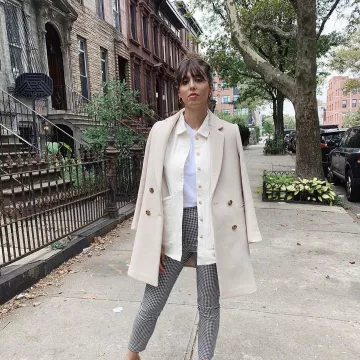 The coat ecru white worn by Violet on the account Instagram of @violette_fr 