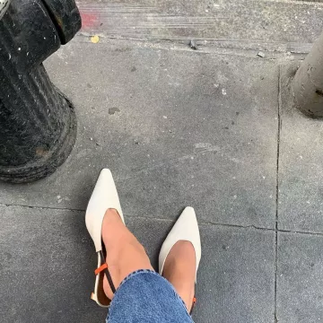 The beige patent heels open worn by Violet on the account Instagram of @violette_fr 