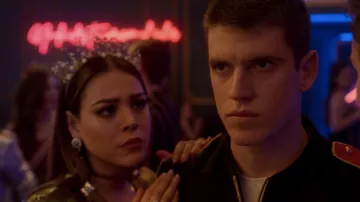 The crown worn by Read (Danna Paola) in the Elite Season 2 Episode 1