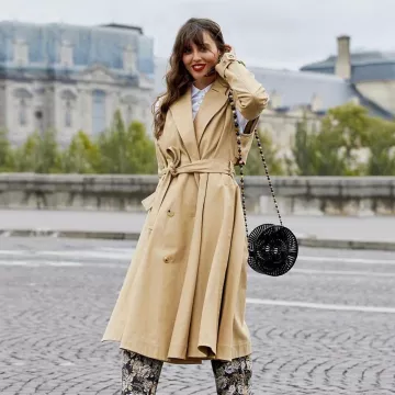 The trench smooth beige Calvin Klein worn by Violet on the account Instagram of @violette_fr 