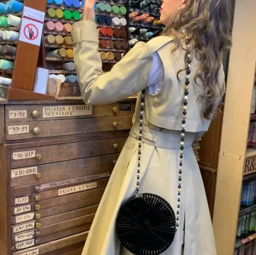 The round bag black Cult Gaia worn by Violet on the account Instagram of @violette_fr 