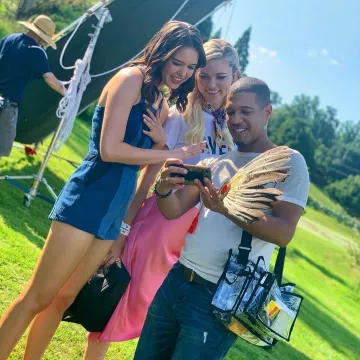 La falda de raso rosa que lució Jenny Boyd en el set de Legacies temporada 2 (cuenta de instagram @jenarooski)