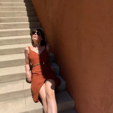 The halter dress terra cotta worn by Violet on the account Instagram of @violette_fr 