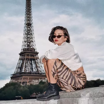 The skirt midi striped with scope by Taylor LaShae on the account Instagram of @taylorlashae 