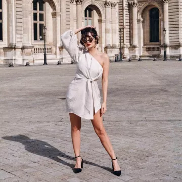 The dress asymmetrically draped white worn by Taylor LaShae on the account Instagram of @taylorlashae 