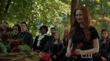 Vestido negro Zimmermann de Cheryl Blossom (Madelaine Petsch) en Riverdale (S04E01)